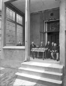 77589 Interieur van het Diaconie Oude Mannen- en Vrouwenhuis (Huize Oudaen; Oudegracht 99) te Utrecht: de veranda, met ...